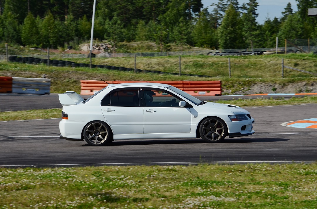 photo 3 Mitsubishi Lancer Evolution custom wheels Work RS-Z1 18x9.0, ET +30, tire size 255/35 R18. x ET