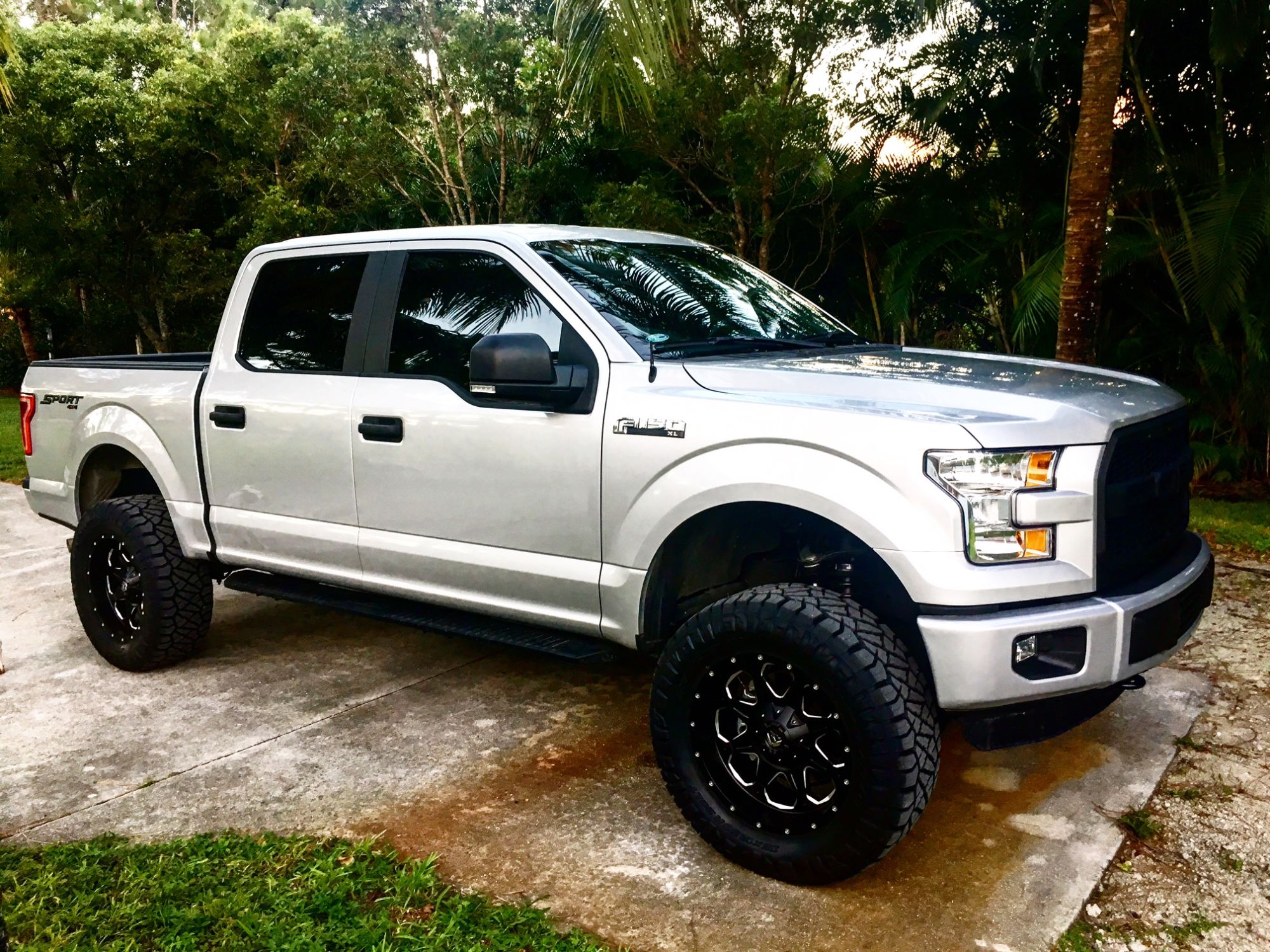 photo 1 Ford F-150 custom wheels Fuel Boost 20x9.0, ET +1, tire size 315/60 R20. x ET 