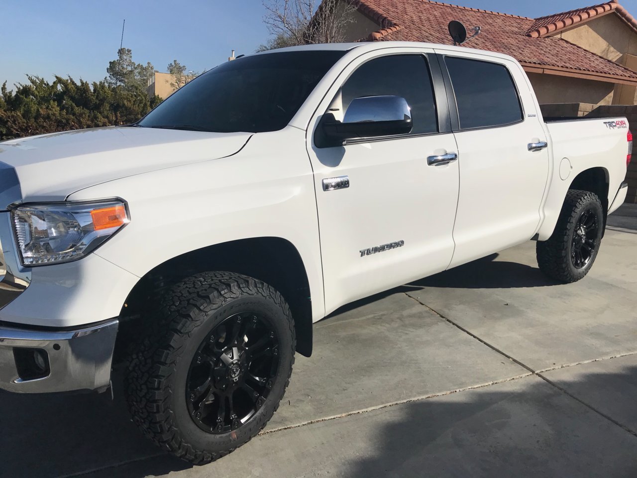 photo 1 Toyota Tundra custom wheels Fuel Vapor D560 20x9.0, ET +35, tire size 275/60 R20. x ET
