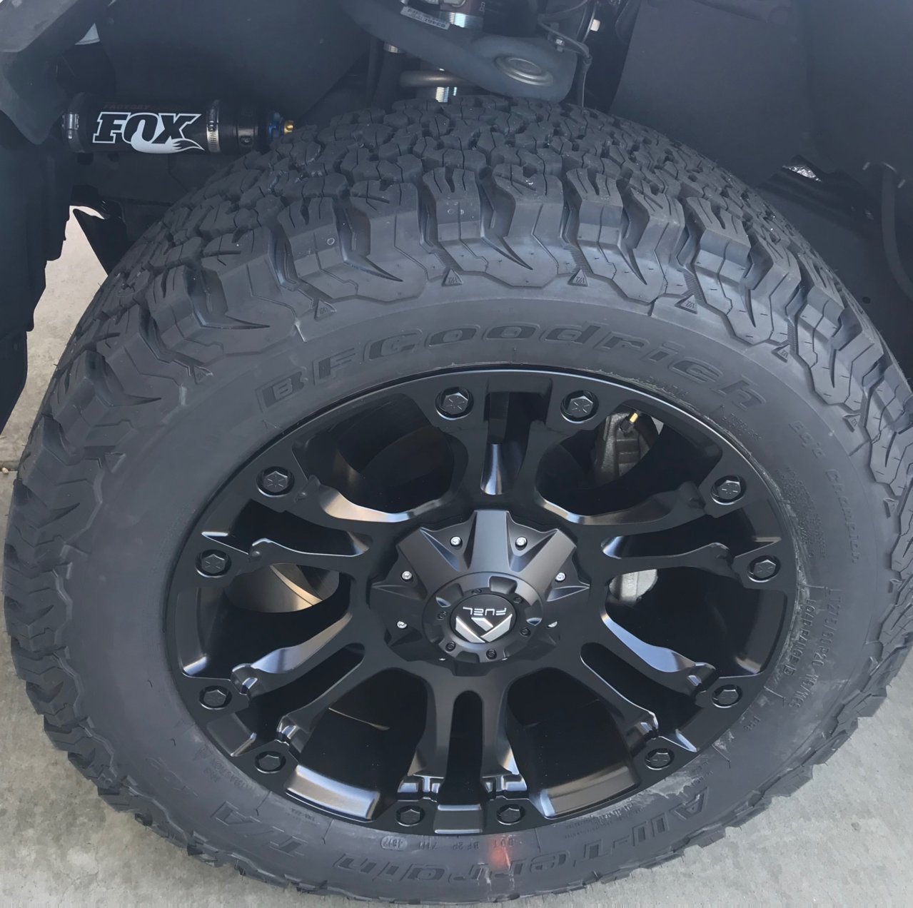 photo 2 Toyota Tundra custom wheels Fuel Vapor D560 20x9.0, ET +35, tire size 275/60 R20. x ET