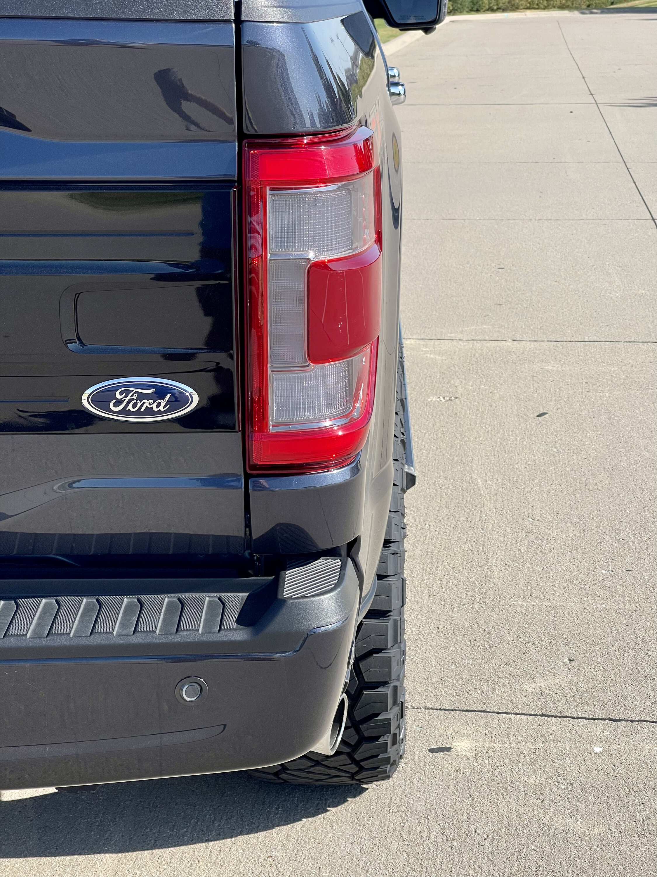 photo 4 Ford F-150 custom wheels  Platinum 20x, ET , tire size 295/60 R20. x ET