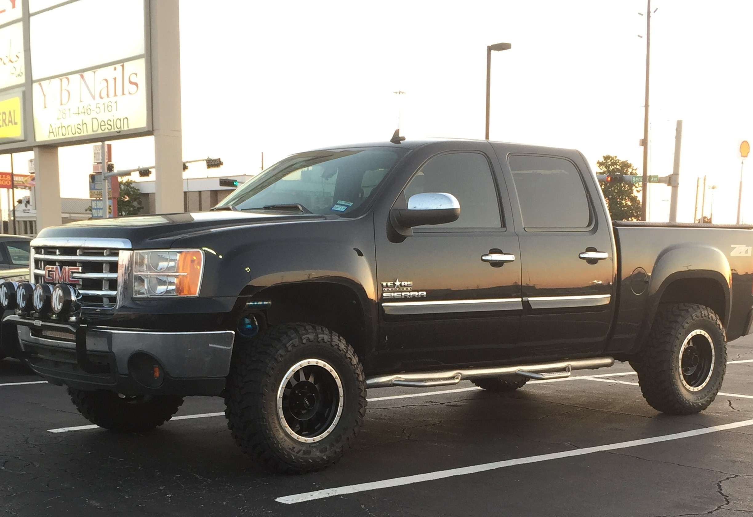 photo 1 GMC Sierra 1500 custom wheels   17x8.5, ET , tire size 295/70 R17. x ET 