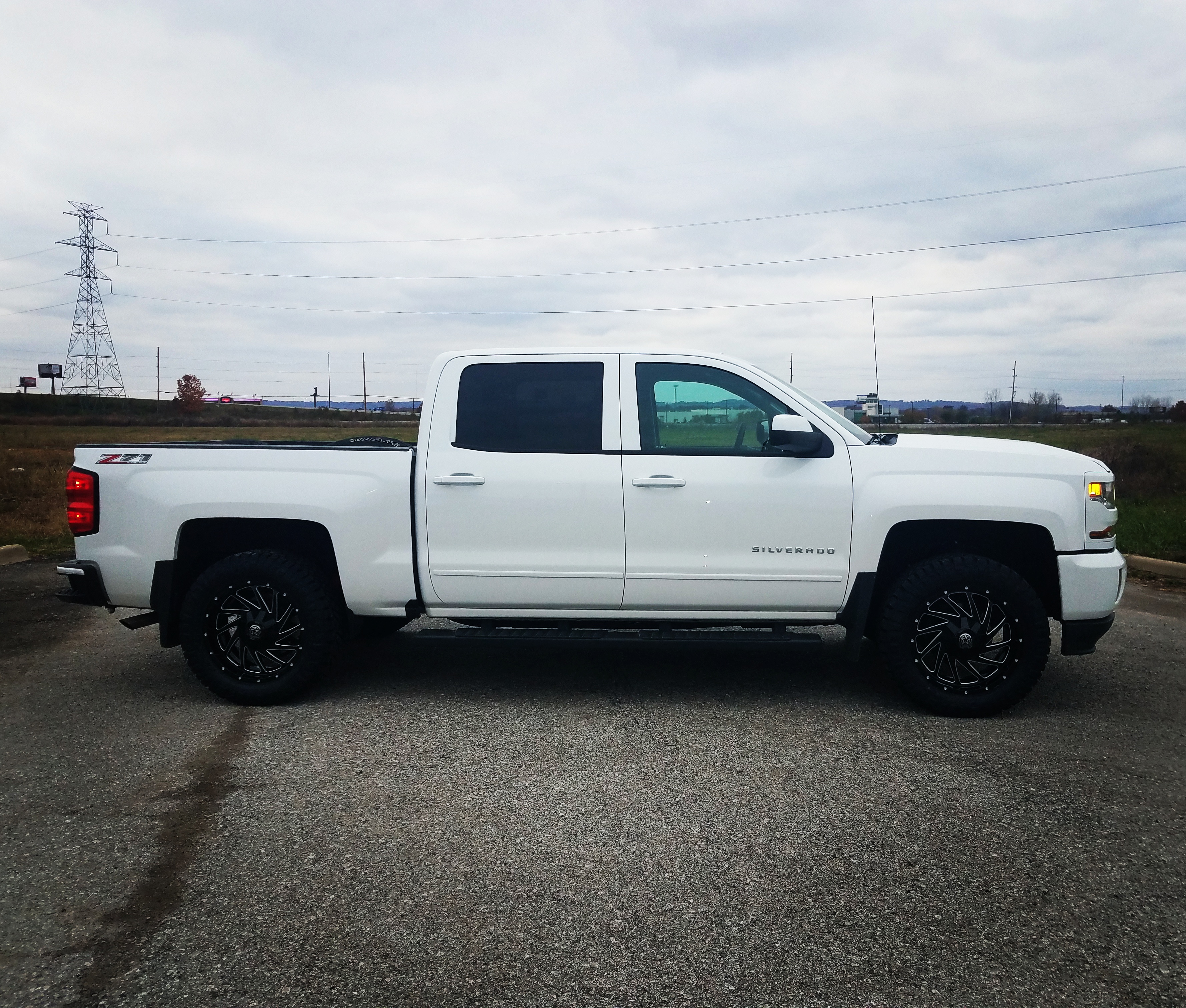 photo 1 Chevrolet Silverado 1500 custom wheels   20x9.0, ET 0, tire size 295/55 R20. x ET 