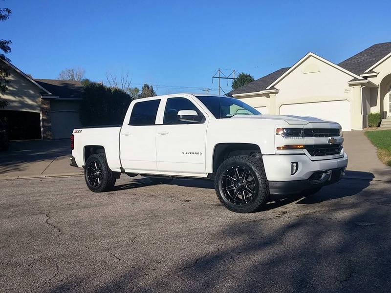 photo 1 Chevrolet Silverado 1500 custom wheels   20x9.0, ET +20, tire size 285/55 R20. x ET 