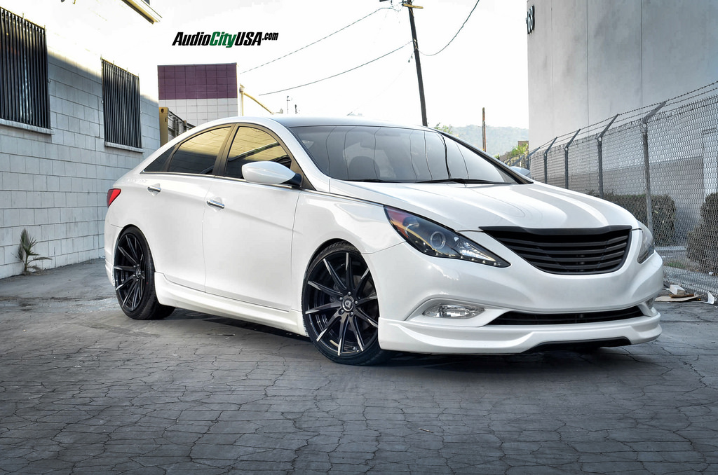 photo 2 Hyundai Sonata custom wheels Lexani CSS-15 20x8.5, ET , tire size 235/35 R20. 20x10.0 ET 275/30 R20