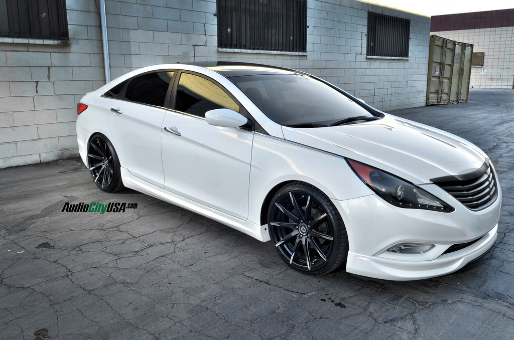 photo 5 Hyundai Sonata custom wheels Lexani CSS-15 20x8.5, ET , tire size 235/35 R20. 20x10.0 ET 275/30 R20