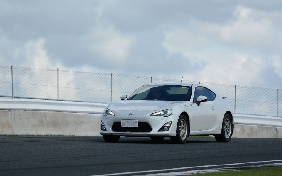 photo 2 Subaru BRZ custom wheels Racing Hart CP-035R 16x7.0, ET +45, tire size 225/50 R16. x ET