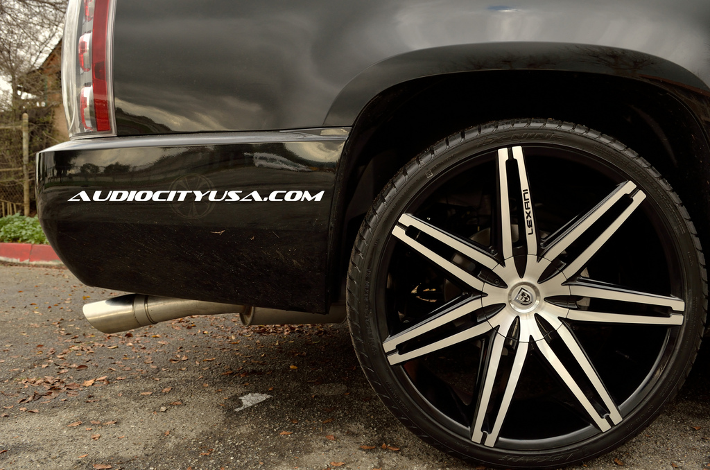 photo 1 GMC Yukon XL 2500 custom wheels Lexani Johnson 26x10.0, ET , tire size 305/30 R26. x ET