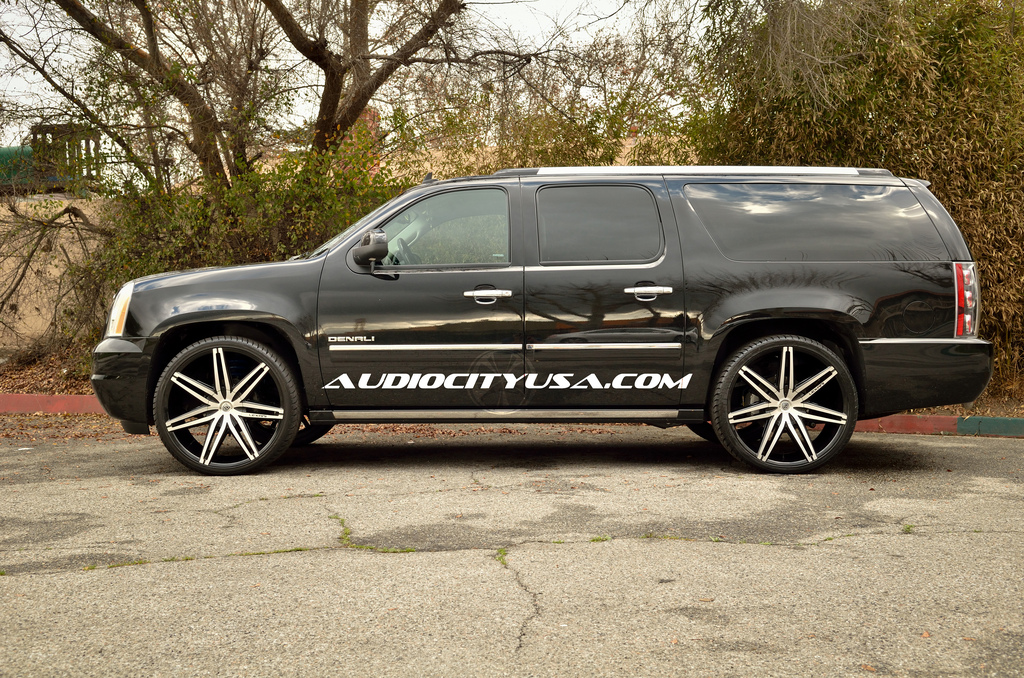 photo 2 GMC Yukon XL 2500 custom wheels Lexani Johnson 26x10.0, ET , tire size 305/30 R26. x ET