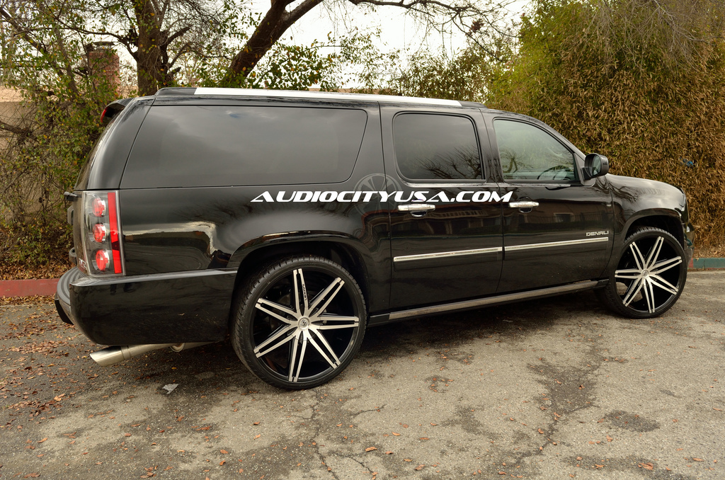 photo 4 GMC Yukon XL 2500 custom wheels Lexani Johnson 26x10.0, ET , tire size 305/30 R26. x ET