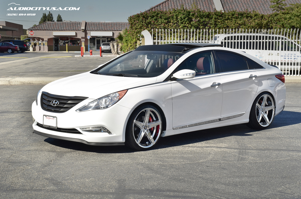 photo 4 Hyundai Sonata custom wheels Lexani R four 20x8.5, ET , tire size 235/30 R20. 20x10.0 ET 255/30 R20