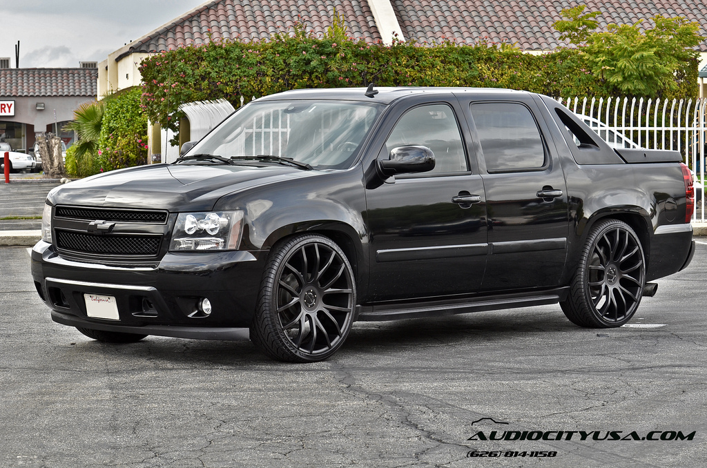 photo 3 Chevrolet Avalanche 1500 custom wheels Giovanna Sienna 26x10.0, ET , tire size 295/30 R26. x ET