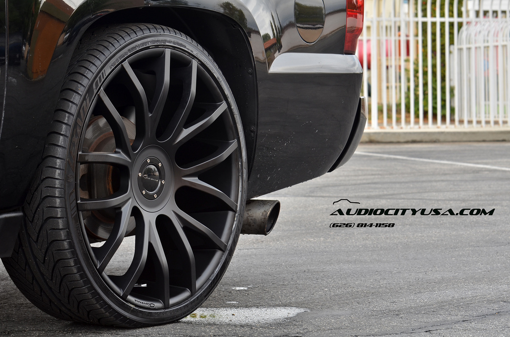 photo 1 Chevrolet Avalanche 1500 custom wheels Giovanna Sienna 26x10.0, ET , tire size 295/30 R26. x ET
